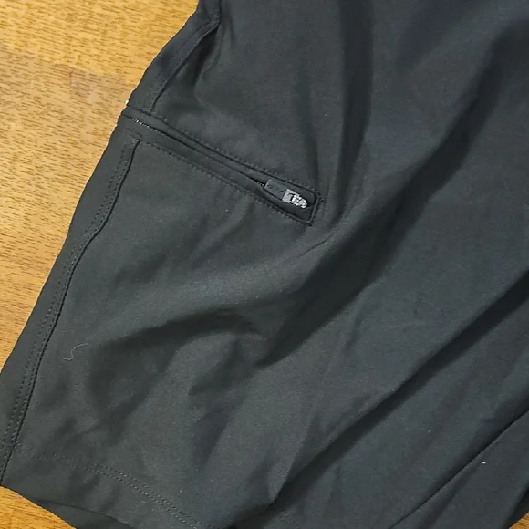 Greg Norman Men's Black Shorts.  Size 36 - Picture 2 of 9